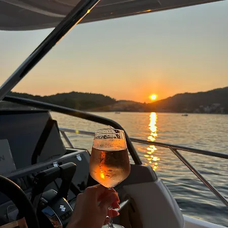 Luxury Yacht Bådhotel *